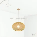 Lámpara colgante de ratán con base dorada sobre fondo blanco