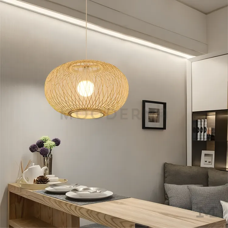 Decoración con estilo orgánico y lámparas colgantes Laurel Toma amplia mostrando comedor completo con 2 lámparas Laurel