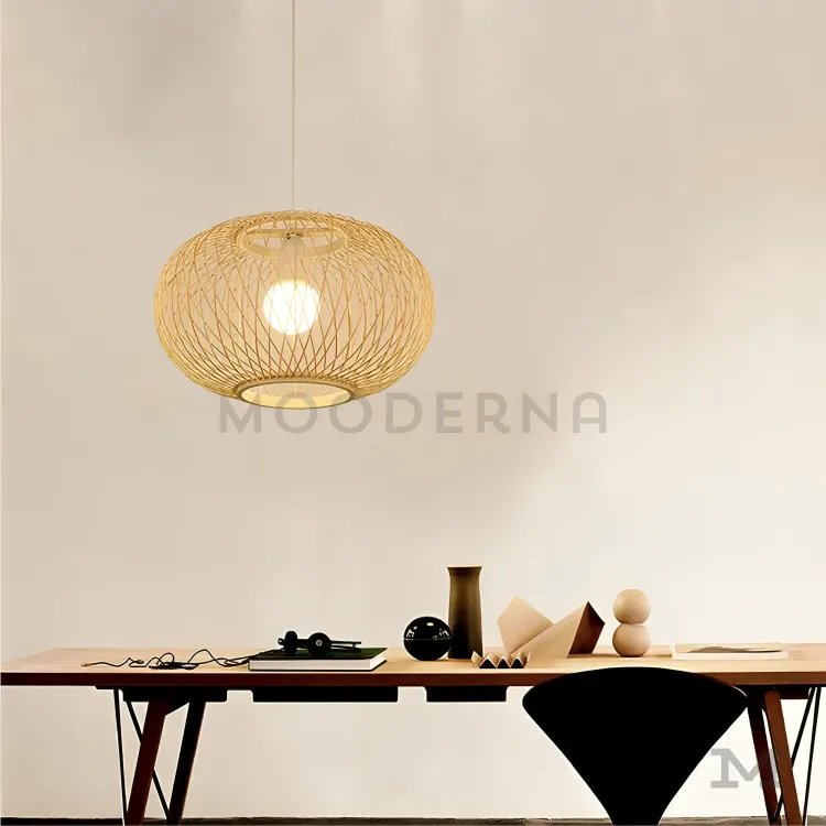 Comedor iluminado con lámpara de ratán Laurel Laurel instalada sobre comedor de madera con decoración minimalista