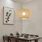 Vista desde otro ángulo del comedor con luminaria Laurel encendida