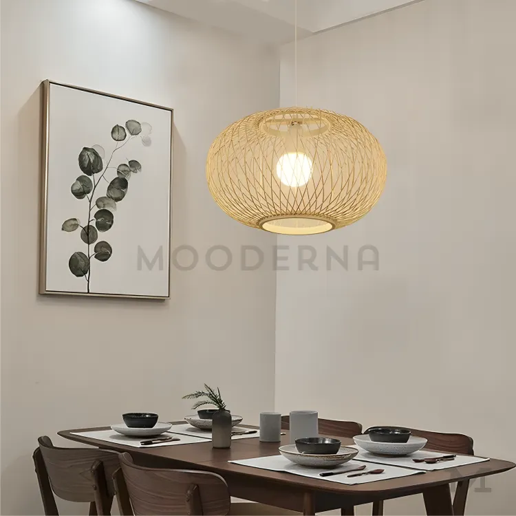 Ambiente cálido con luminaria Laurel de ratán Vista desde otro ángulo del comedor con luminaria Laurel encendida