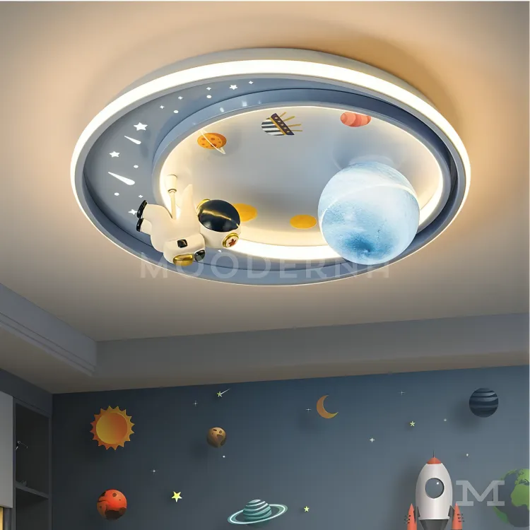 Crea ambiente mágico y temático con su diseño tipo galaxia. Instalada en una habitación infantil.