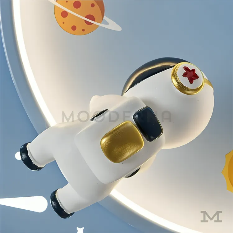 Permite apreciar texturas, relieve y elementos visuales únicos. Detalle del diseño frontal de la luminaria.