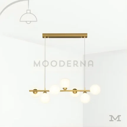 Luminaria dorada colgante con esferas blancas sobre fondo blanco