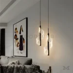 Luminaria negra instalada sobre una sala moderna y elegante