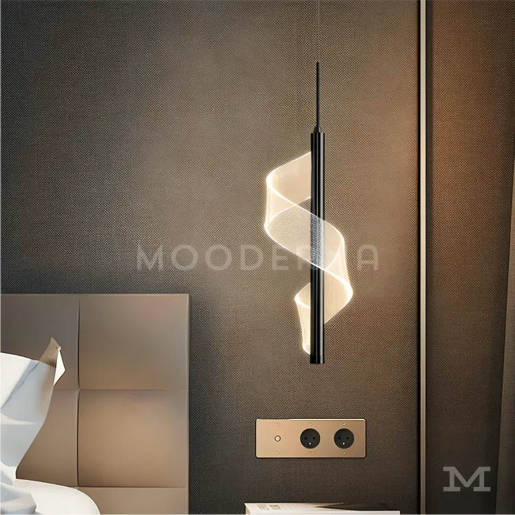 Lámparas colgantes modernas junto a la cama Lunisse Black sobre veladores en dormitorio oscuro