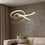 Vista lateral de la luminaria Arisse Gold en sala. Se aprecia el acabado brillante y la distribución uniforme de la luz. Ideal para mostrar la calidad del material y su presencia decorativa en el espacio.