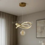 Luminaria Calix Gold encendida en sala de estar. Su acabado satinado y su luz LED ajustable en tres tonos aportan un ambiente acogedor y cálido. Perfecta para quienes buscan una iluminación funcional con diseño escultural.