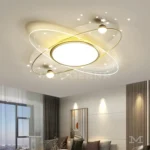 Luminaria Eclipse Gold encendida en dormitorio elegante. El aro dorado genera un reflejo luminoso armonioso que aporta calidez y estilo. Su diseño plano permite una instalación limpia y decorativa en techos medianos.