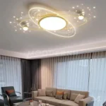 Luminaria Eclipse Gold instalada en sala contemporánea. Su luz LED de 60W proporciona una iluminación potente y uniforme, mientras el acabado satinado añade un toque de lujo y sofisticación al entorno.