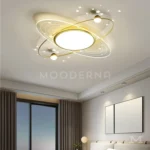 Luminaria Eclipse Gold instalada en habitación moderna. Su luz LED blanca cálida destaca los acabados suaves del entorno, creando una atmósfera acogedora y luminosa. Ideal para dormitorios o ambientes donde se busca confort visual.