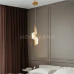 Luminaria Lunisse Gold encendida en habitación con tonos beige. La luz LED de 8W ilumina suavemente el espacio, aportando calidez y un ambiente íntimo. Ideal para quienes buscan diseño y funcionalidad en un solo elemento.