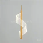 Luminaria Lunisse Gold en vista de cerca. Se aprecia el acabado satinado y la textura metálica del dorado, junto con el difusor de luz acrílico que distribuye la iluminación de manera uniforme.