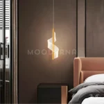 Luminaria Lunisse Gold instalada en dormitorio elegante. Su diseño suspendido aporta sofisticación y un brillo dorado sutil que complementa tonos neutros y cálidos, creando un ambiente relajante y moderno.