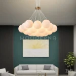 Luminaria Moon Gold colocada sobre un espacio social elegante, aportando luz pareja y un diseño sofisticado que realza la decoración del ambiente.