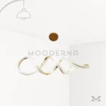 Luminaria Vittora Gold sobre fondo blanco con diseño moderno de líneas onduladas y acabado dorado brillante. Fabricada en aluminio y acrílico con luz LED incorporada, combina elegancia y tecnología en una pieza sofisticada ideal para ambientes contemporáneos.