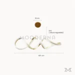 Luminaria Vittora Gold con medidas visibles. Presenta un diámetro de 120 cm y altura regulable hasta 1 metro, ofreciendo una presencia imponente sin perder armonía visual. Su estructura ligera y diseño dinámico permiten una iluminación amplia y uniforme.