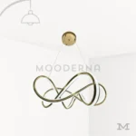 Luminaria Farella Gold sobre fondo blanco con diseño moderno de líneas entrelazadas en acabado dorado satinado. Fabricada en aluminio y acrílico con luz LED incorporada, destaca por su estructura elegante y su iluminación uniforme ideal para espacios contemporáneos.