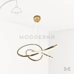 Luminaria Arisse Gold sobre fondo blanco con diseño circular en acabado dorado brillante. Elaborada en aluminio y acrílico con luz LED integrada, combina estilo moderno con una silueta fluida ideal para destacar en catálogos y páginas de producto.