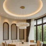 Luminaria Deline Gold encendida sobre mesa de comedor elegante. Su diseño de doble aro crea un juego de luces que resalta el estilo del espacio. Ideal para hogares que buscan modernidad con un toque de sofisticación.