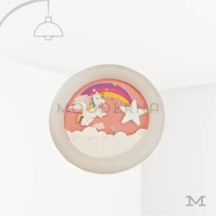 Luminaria Pink Cute sobre fondo blanco con diseño decorativo infantil en tonos rosados y detalle de arcoíris con nubes. Fabricada en aluminio y cristal, incorpora luz LED de bajo consumo, ideal para habitaciones de niñas o espacios temáticos suaves y alegres.