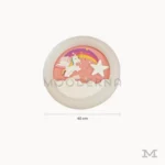 Luminaria Pink Cute con medidas visibles. Presenta un diámetro de 40 cm, destacando su estructura circular y diseño compacto. Su acabado mate y luz LED integrada garantizan una iluminación equilibrada en espacios pequeños o medianos.