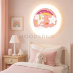 Luminaria Pink Cute encendida en dormitorio infantil rosado. El diseño de arcoíris iluminado ofrece una luz homogénea que combina estética y funcionalidad, aportando un toque divertido al ambiente.