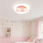Luminaria Pink Cute instalada en habitación moderna para niña. Su luz LED de 40W ilumina uniformemente, aportando alegría y estilo. Perfecta para acompañar una decoración con tonos suaves y detalles creativos.