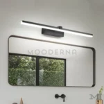 Sigrid Black colocada en un ambiente de baño amplio con detalles naturales, aportando luz suave ideal para rutinas diarias.