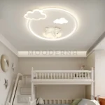 Sunny Bear iluminando una habitación infantil amplia, resaltando su figura de osito y creando un ambiente cómodo para dormir y jugar.