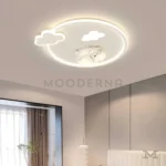 Sunny Bear colocada en techo de habitación infantil moderna, entregando iluminación uniforme y un toque divertido al espacio.