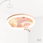 Luminaria Yluna Ponny en fondo blanco con diseño infantil de pony y nubes en tonos pastel, ideal para dormitorios de niñas pequeñas.