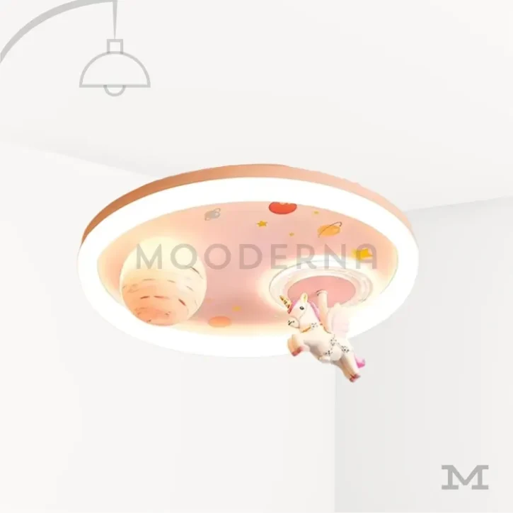 Luminaria Yluna Ponny en fondo blanco con diseño infantil de pony y nubes en tonos pastel, ideal para dormitorios de niñas pequeñas.