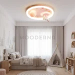 Yluna Ponny instalada en una habitación infantil decorada con tonos cálidos. Su diseño de pony colgante crea un ambiente tierno y acogedor con iluminación suave y regulable.