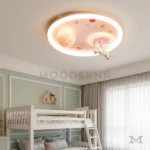 Luminaria Yluna Ponny en una habitación amplia con decoración minimalista infantil. La luz LED de 40W aporta iluminación pareja y un ambiente dulce ideal para el descanso.