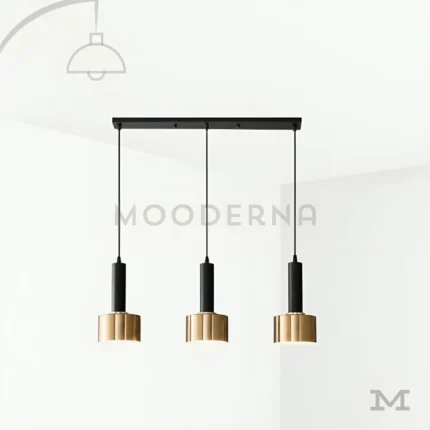 Kaira Mix en fondo blanco mostrando su estructura lineal con tres luminarias colgantes en combinación negro y dorado, destacando un diseño moderno y equilibrado ideal para cocinas contemporáneas.