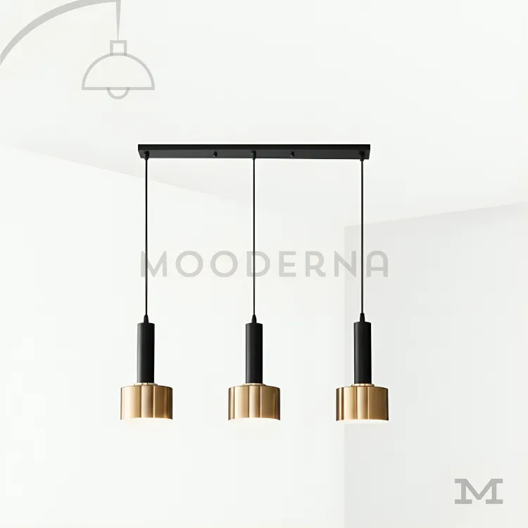 Lámpara colgante triple moderna. Kaira Mix en fondo blanco mostrando su estructura lineal con tres luminarias colgantes en combinación negro y dorado, destacando un diseño moderno y equilibrado ideal para cocinas contemporáneas.