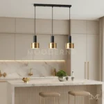 Kaira Mix instalada sobre isla de cocina, proporcionando iluminación uniforme y focalizada para áreas de trabajo y reuniones, combinando funcionalidad con diseño moderno.