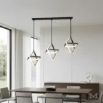 Valeria Black instalada en comedor moderno, aportando iluminación potente y decorativa que realza la mesa y define el ambiente con un estilo sofisticado.