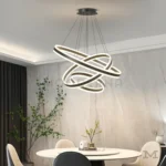 Helena Black instalada en sala de doble altura, aportando presencia visual, iluminación potente y un estilo contemporáneo de alto impacto.