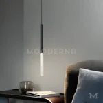 Abril Black instalada en habitación contemporánea, proporcionando un foco de luz elegante y sutil que complementa decoraciones sobrias.