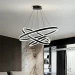 Vista de Helena Black en sala amplia, destacando la composición de anillos suspendidos y su iluminación uniforme.