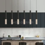 Abril Black instalada sobre isla de cocina moderna, ofreciendo iluminación dirigida y un estilo limpio que resalta líneas rectas y espacios ordenados.