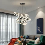 Helena Black en sala de doble altura con enfoque decorativo, realzando la arquitectura del espacio con luz cálida y neutra.