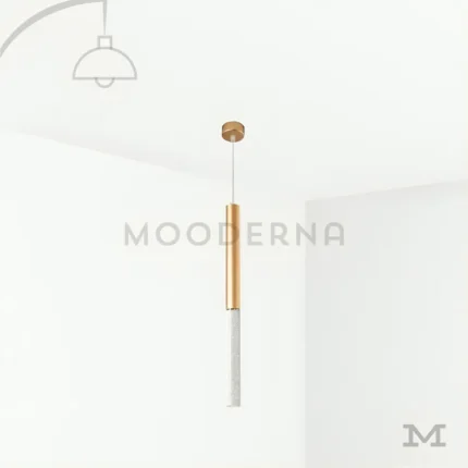 Luminaria Abril Gold en fondo blanco con acabado dorado satinado y diseño minimalista, ideal para aportar calidez y estilo moderno a cualquier ambiente.