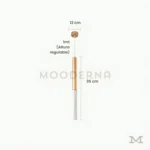 Abril Gold mostrando sus medidas exactas, con barra delgada en acabado dorado y cable regulable, perfecta para espacios pequeños como barras y rincones decorativos.