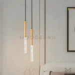 Abril Gold instalada en habitación moderna, aportando un punto de luz suave y decorativo que complementa tonos cálidos y mobiliario minimalista.