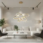 Helena Gold en sala, resaltando la caída de los aros y la luz cálida que crea una atmósfera sofisticada y acogedora.