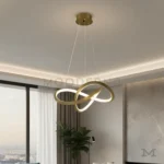 Fiore Gold instalada en sala moderna, aportando iluminación cálida y un estilo sofisticado gracias a su acabado dorado y su diseño de aros LED.