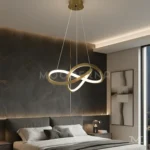 Fiore Gold en habitación minimalista, brindando una iluminación suave y un toque elegante que complementa perfectamente espacios de descanso y diseño moderno.